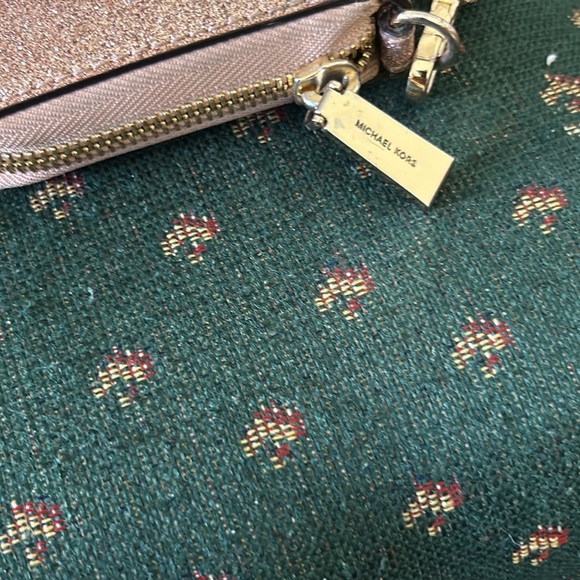 Michael Kors, pink glitter, wristlet 7“ x 4 like new inside - Picture 11 of 13